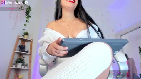 Snapshot of kylie_evans_18 chatting on 03-02-25, 04:07 Kylie online show from 03-02-25, 04:07