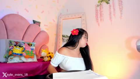 Snapshot of kylie_evans_18 chatting on 03-07-25, 08:34 Kylie online show from 03-07-25, 08:34