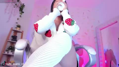 Snapshot of kylie_evans_18 chatting on 11-04-25, 11:04 Kylie online show from 11-04-25, 11:04