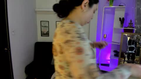 kylie online show from 09-10-25, 01:22