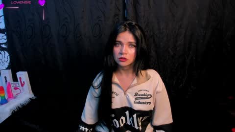 Snapshot of kylie_foxx1 chatting on 12-28-24, 01:29 submissive demon Please help me to reach 500 thumbs up online show from 12-28-24, 01:29