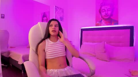 kylie_moon18 online show from 10-28-25, 09:06