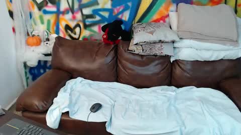 Snapshot of kyliebenson chatting on 11-01-25, 10:39 Melissa online show from 11-01-25, 10:39