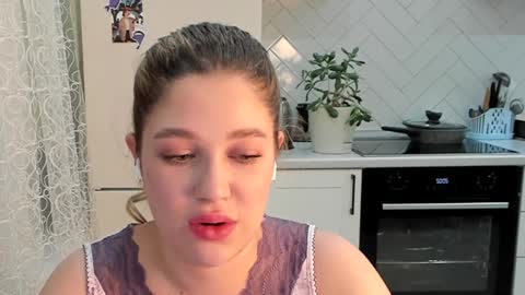 Snapshot of kylieblond chatting on 12-18-24, 05:00 Din online show from 12-18-24, 05:00