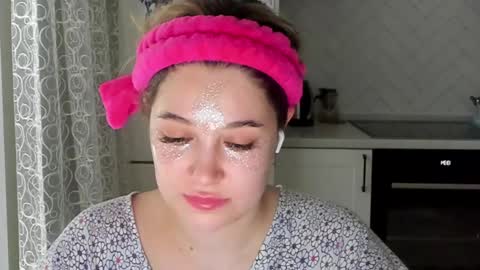 Snapshot of kylieblond chatting on 01-17-25, 10:33 Din online show from 01-17-25, 10:33