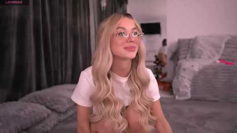 Kylie online show from 10-21-25, 08:09