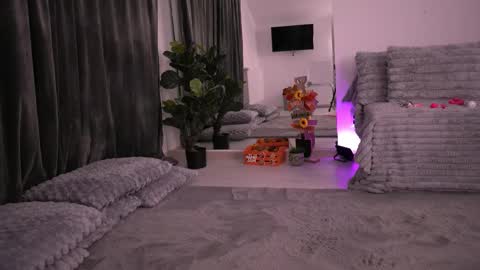 Kylie online show from 11-13-25, 09:36