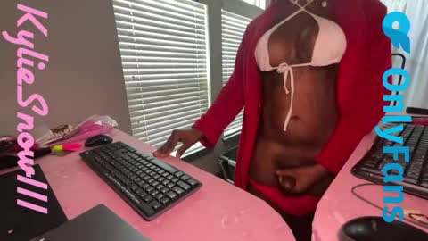 Snapshot of kyliesnowxxx chatting on 05-05-26, 02:14 Kylie Snow online show from 05-05-26, 02:14