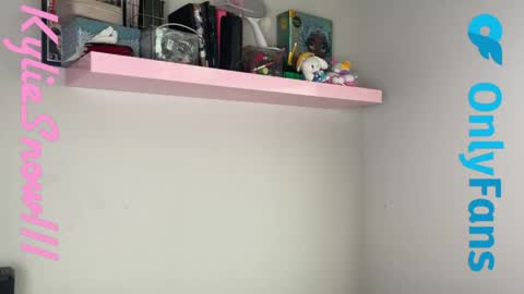 Snapshot of kyliesnowxxx chatting on 05-26-26, 03:41 Kylie Snow online show from 05-26-26, 03:41