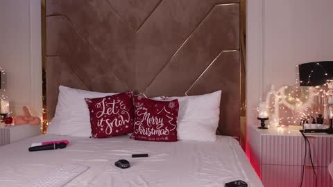 Snapshot of kylievee chatting on 12-29-24, 03:03 Kylie online show from 12-29-24, 03:03