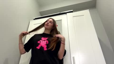 Snapshot of kymberlyrosenlof chatting on 02-26-26, 07:18 Selena online show from 02-26-26, 07:18