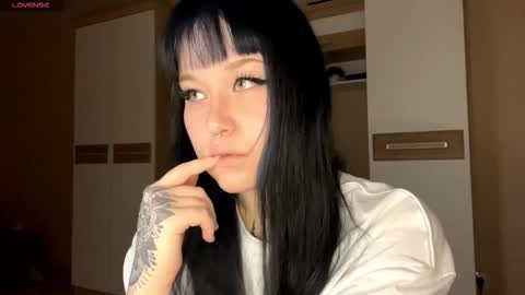 Snapshot of kyongsevenbergen chatting on 10-27-25, 07:34 Eva online show from 10-27-25, 07:34