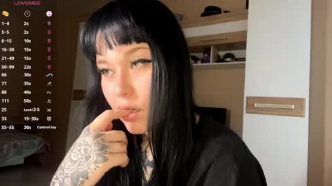 Snapshot of kyongsevenbergen chatting on 11-18-25, 10:20 Eva online show from 11-18-25, 10:20