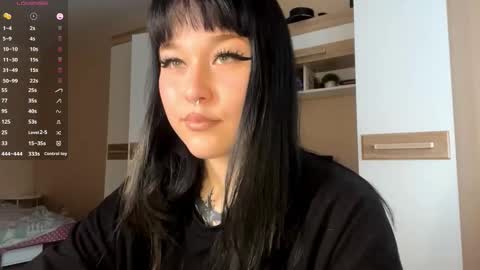 Snapshot of kyongsevenbergen chatting on 11-23-25, 10:37 Eva online show from 11-23-25, 10:37