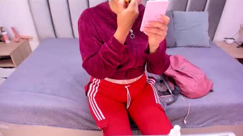 Snapshot of kyra_right chatting on 10-27-25, 12:09 Emily Laila online show from 10-27-25, 12:09