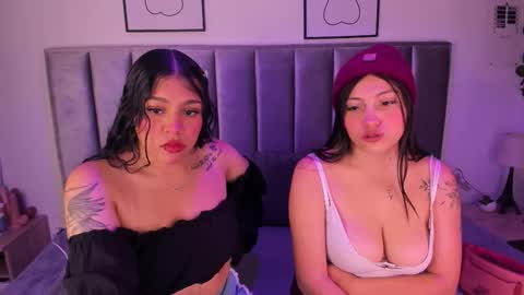 Snapshot of kyra_right chatting on 11-12-25, 01:44 Emily Laila online show from 11-12-25, 01:44