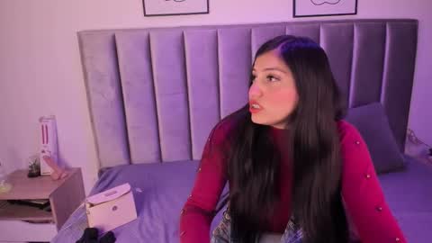 Snapshot of kyra_right chatting on 11-15-25, 12:13 Emily Laila online show from 11-15-25, 12:13