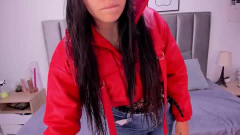 Snapshot of kyra_right chatting on 11-26-25, 11:44 Emily Laila online show from 11-26-25, 11:44