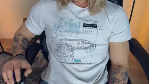 Snapshot of l_adonis_l chatting on 11-17-25, 11:49 Adonis online show from 11-17-25, 11:49