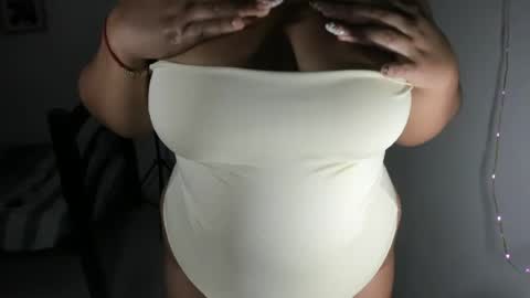 Snapshot of la_pequena_culona chatting on 05-23-26, 01:11 la_pequena_culona online show from 05-23-26, 01:11
