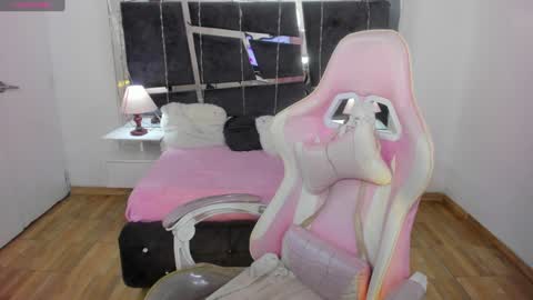  L A R A   online show from 12-31-24, 01:15