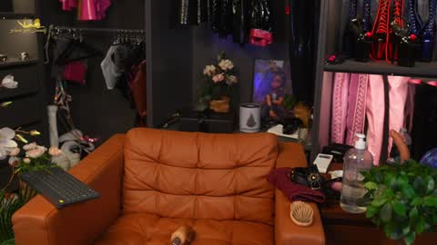 Latex Lacie online show from 12-27-24, 08:18