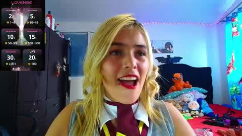 Snapshot of lacolombiana_bitch chatting on 11-28-25, 08:11 Valentina online show from 11-28-25, 08:11