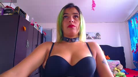 Snapshot of lacolombiana_bitch chatting on 05-12-26, 08:17 Valentina online show from 05-12-26, 08:17