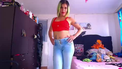 Snapshot of lacolombiana_bitch chatting on 05-20-26, 08:15 Valentina online show from 05-20-26, 08:15