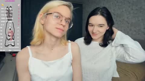 Violet and Isabel online show from 05-11-26, 07:00