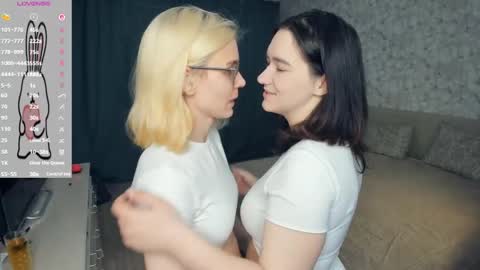 Violet and Isabel online show from 05-13-26, 07:11