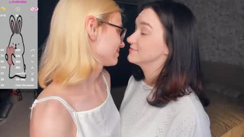 Violet and Isabel online show from 05-23-26, 07:18