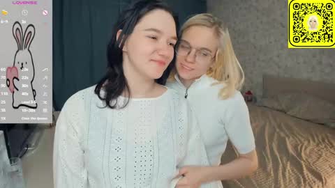 Violet and Isabel online show from 05-30-26, 07:22