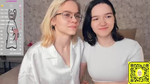 Violet and Isabel online show from 06-07-26, 07:17