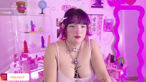 Snapshot of lady_noize chatting on 06-15-26, 09:39 Lady online show from 06-15-26, 09:39