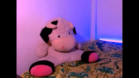 Snapshot of ladypussy69779756 chatting on 10-30-25, 02:51 laura online show from 10-30-25, 02:51