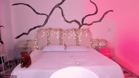 Snapshot of ladysweetts chatting on 09-18-25, 05:20 Lady online show from 09-18-25, 05:20