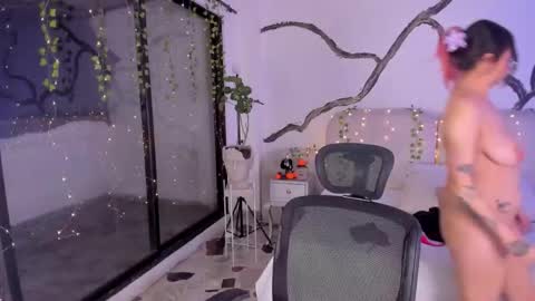 Snapshot of ladysweetts chatting on 10-30-25, 05:09 Lady online show from 10-30-25, 05:09