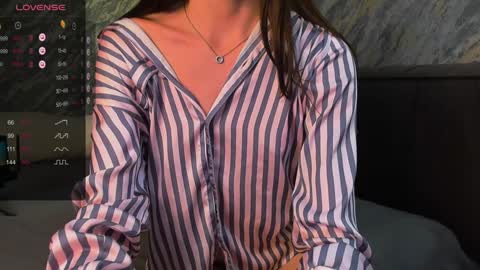 Snapshot of laflamebella chatting on 12-25-24, 11:33 Bella online show from 12-25-24, 11:33