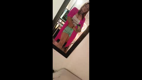 Snapshot of lahurent_weed420 chatting on 01-18-25, 06:21  paola and a guest lol    online show from 01-18-25, 06:21