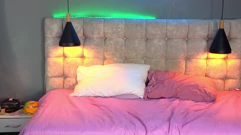 Snapshot of laia_and_aloby chatting on 01-10-25, 07:00 online show from 01-10-25, 07:00