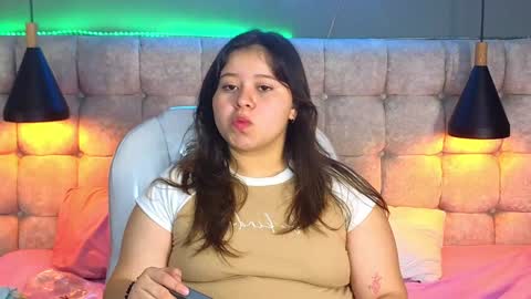 Snapshot of laia_and_aloby chatting on 01-11-25, 03:20 online show from 01-11-25, 03:20