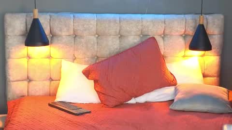 Snapshot of laia_and_aloby chatting on 02-10-25, 10:51 online show from 02-10-25, 10:51