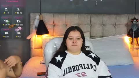 Snapshot of laia_and_aloby chatting on 10-14-25, 10:21 online show from 10-14-25, 10:21