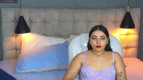 Snapshot of laia_and_aloby chatting on 11-11-25, 10:54 online show from 11-11-25, 10:54