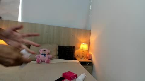 Laia Cruz online show from 12-17-25, 07:20