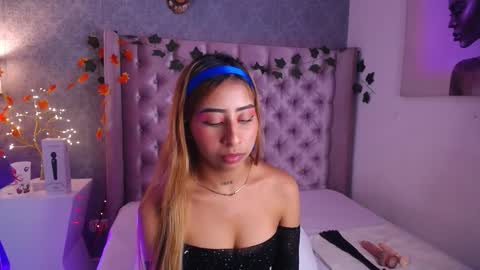 Laila Stilwills online show from 11-05-25, 01:38