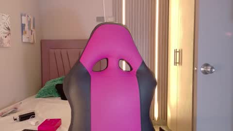 Laura online show from 11-26-25, 12:28