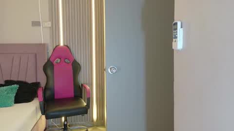 Laura online show from 11-30-25, 12:20