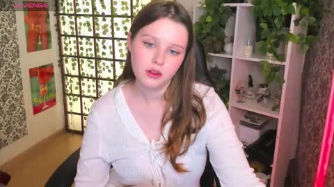 Snapshot of lana_moon__ chatting on 10-21-25, 09:32 Lana online show from 10-21-25, 09:32